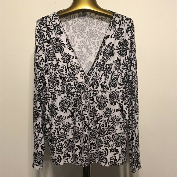 Kathryn. Size Large. Stretch Top. Gathering under bust all around. Comfy. B20 - Picture 1 of 6